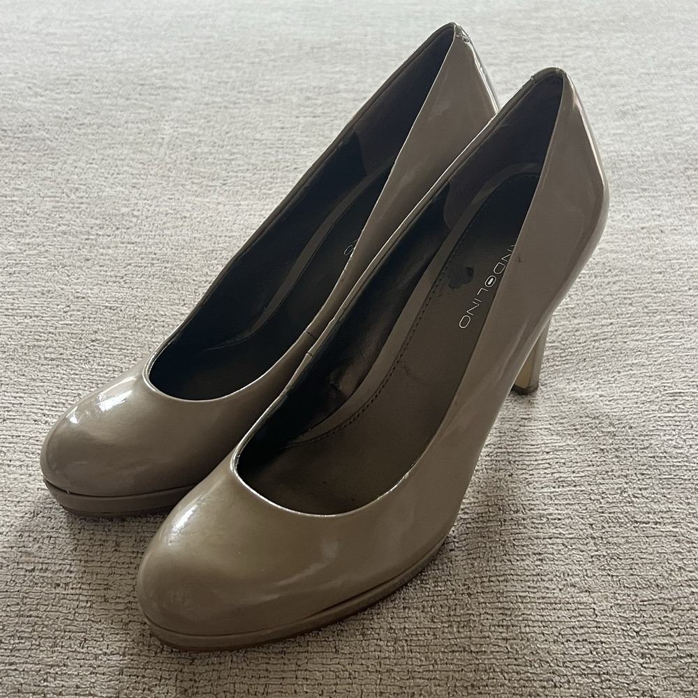 Bandolino Beige Patent Leather Pumps Women's Round Toe Slip-On Block Heel 7.5 M‎